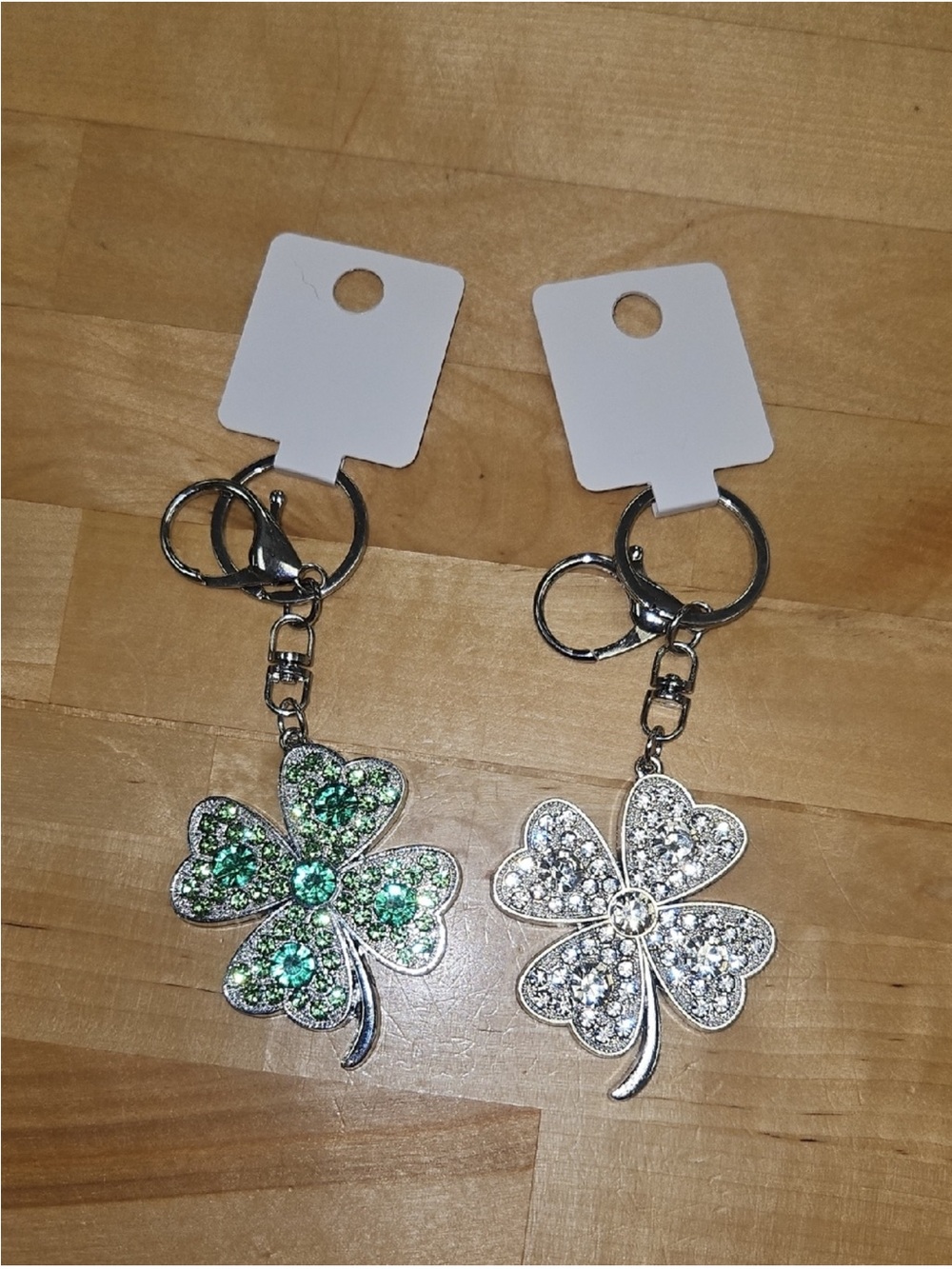 Sparkling Clover Key & Card Holder Keychain - Green and Silver